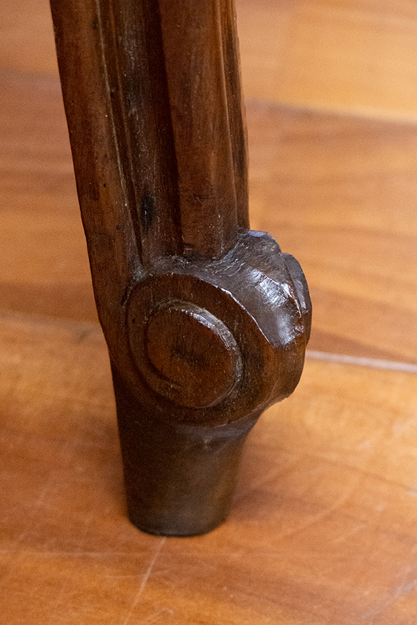 ウォルナットフランスアンティークサイドテーブル脚.jpg