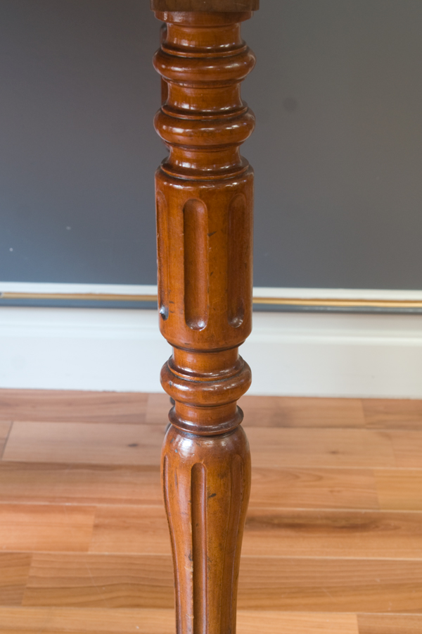 ルイ・フィリップラウンドマホガニーダイニングテーブルの脚.jpg ルイ・フィリップラウンドマホガニーダイニングテーブルの脚.jpg