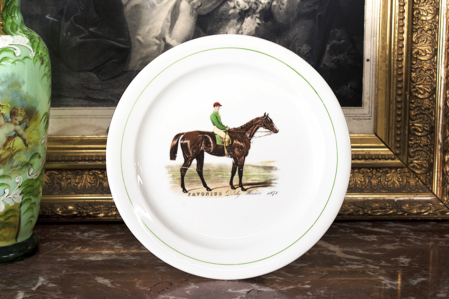 ジアン ファイアンス焼きプレート（赤い帽子のジョッキー）