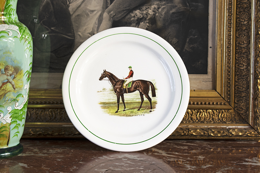 ジアン ファイアンス焼きプレート（緑の帽子のジョッキー）