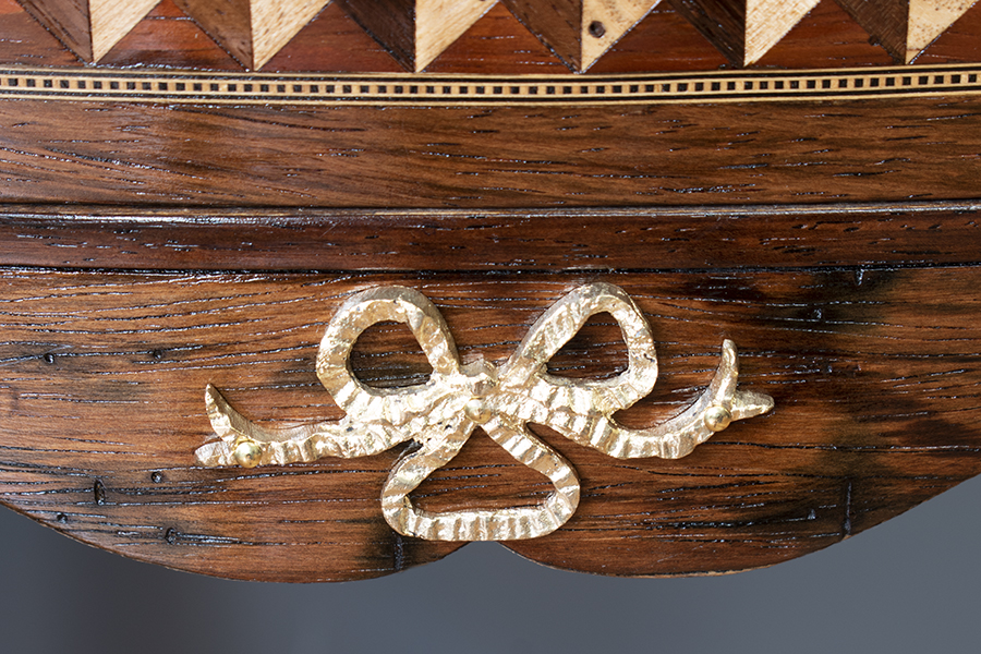 フランスアンティークテーブルのブロンズリボン.jpg フランスアンティークテーブルのブロンズリボン.jpg