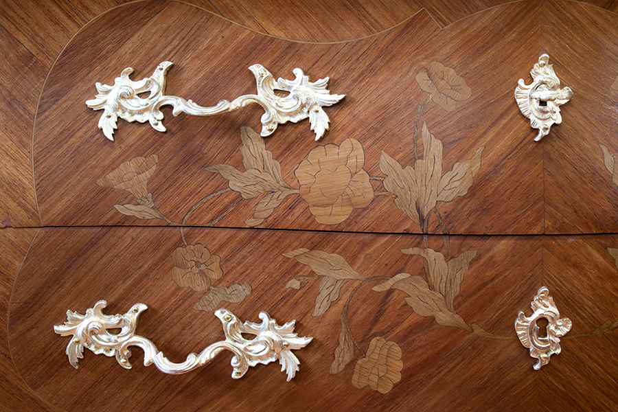 フランスロココチェストのフロワー象嵌.jpg フランスロココチェストのフロワー象嵌.jpg