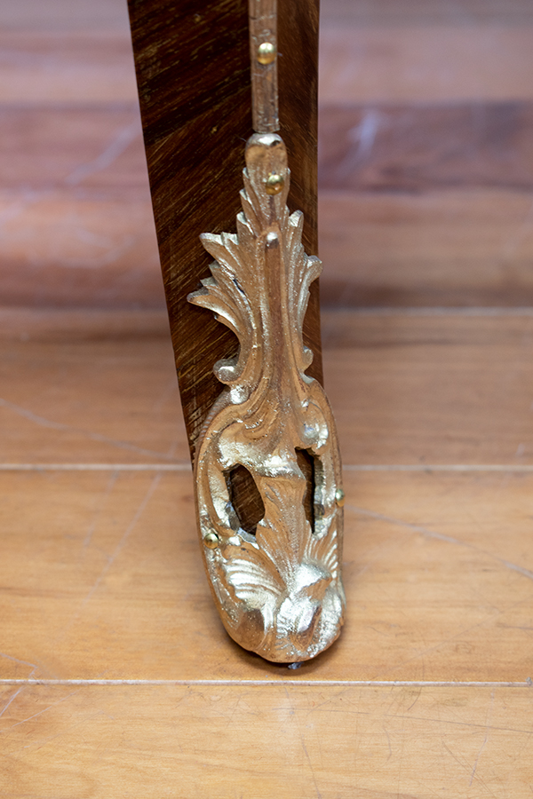 フランスロココチェストの脚のブロンズ.jpg フランスロココチェストの脚のブロンズ.jpg