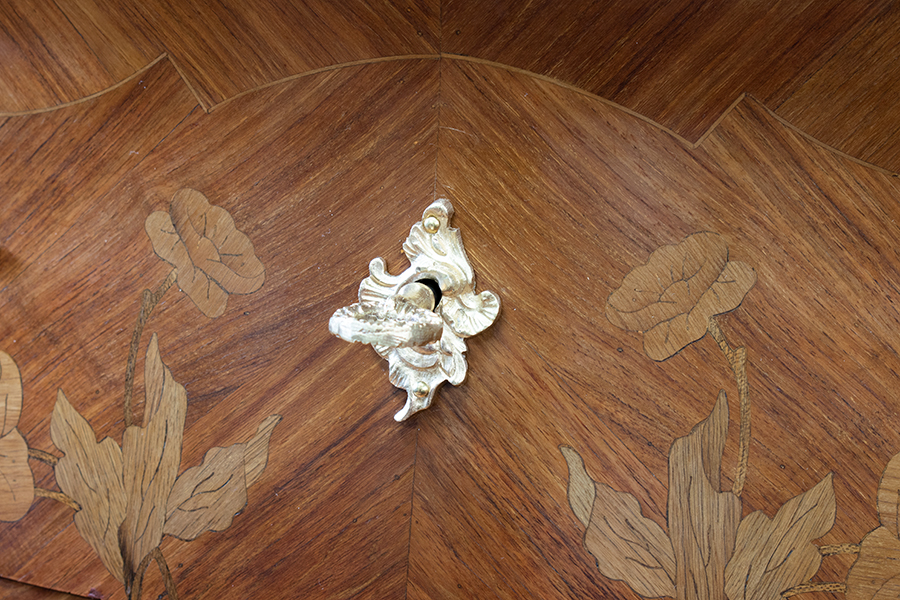 フランスロココチェストの鍵穴.jpg フランスロココチェストの鍵穴.jpg